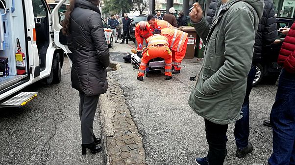 Un tiroteo racista deja seis heridos en el este de Italia Un tiroteo racista deja seis heridos en el este de Italia