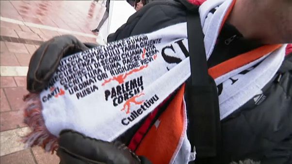 Mehr Anerkennung für die korsische Sprache fordert dieser Demonstrant. Mehr Anerkennung für die korsische Sprache fordert dieser Demonstrant.