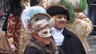 Prunkvolle Masken und heiße Kostüme beim Karneval