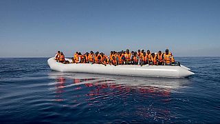 مجموعة من المهاجرين داخل أحد قوارب الإنقاذ