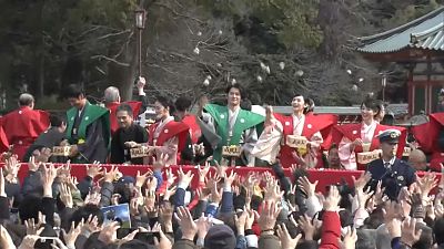 شاهد: مهرجان نثر البقول في اليابان احتفالا بانتهاء فصل الشتاء