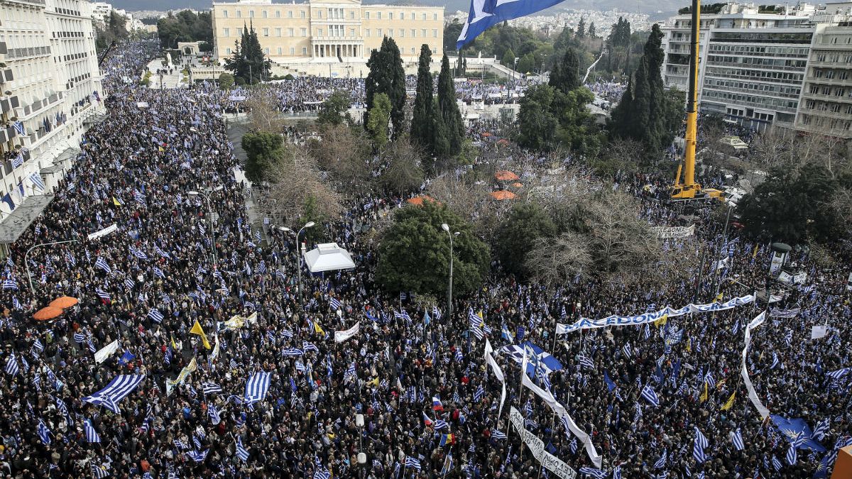 Atina'da 'Makedonya' protestosuna yüz binler katıldı