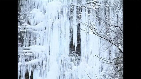 Çin'de buz tutan şelale turistlerin ilgi odağı oldu
