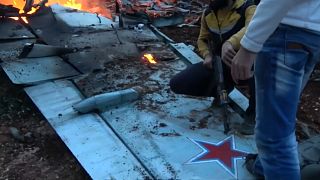مواقع روسية تنشر فيديو تقول إنه لاشتباك الطيار الروسي مع مقاتلي المعارضة قبيل مقتله