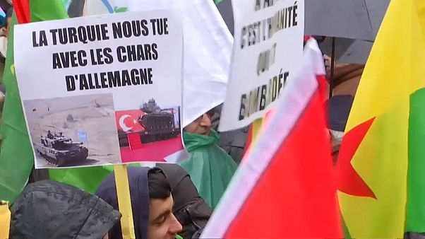 Afrin, continuano i bombardamenti turchi. I curdi denunciano: "Pulizia etnica" Afrin, continuano i bombardamenti turchi. I curdi denunciano: "Pulizia etnica"