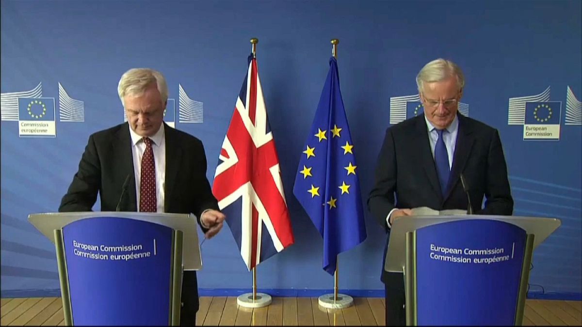 Barnier heads to UK for big Brexit week ahead