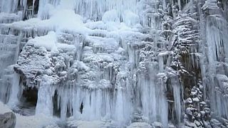 آبشار یخ زدۀ چین گردشگران را مجذوب خود کرد