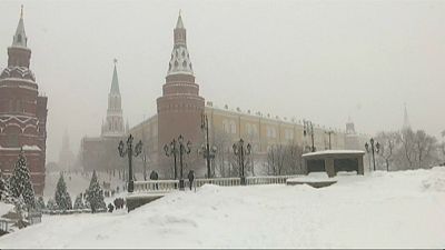 شاهد: الثلوج تغطي موسكو وتتسبب في مقتل شخص وشلل مروري