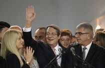 Nicos Anastasiades acena à multidão após a reeleição