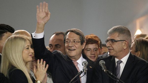 Nicos Anastasiades acena à multidão após a reeleição Nicos Anastasiades acena à multidão após a reeleição