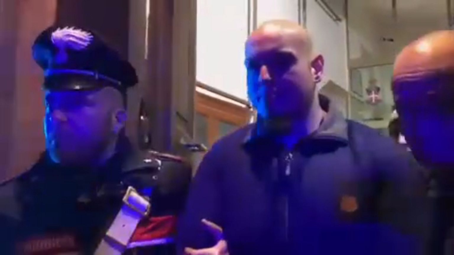 Traini afrikai bevándorlókra vadászott