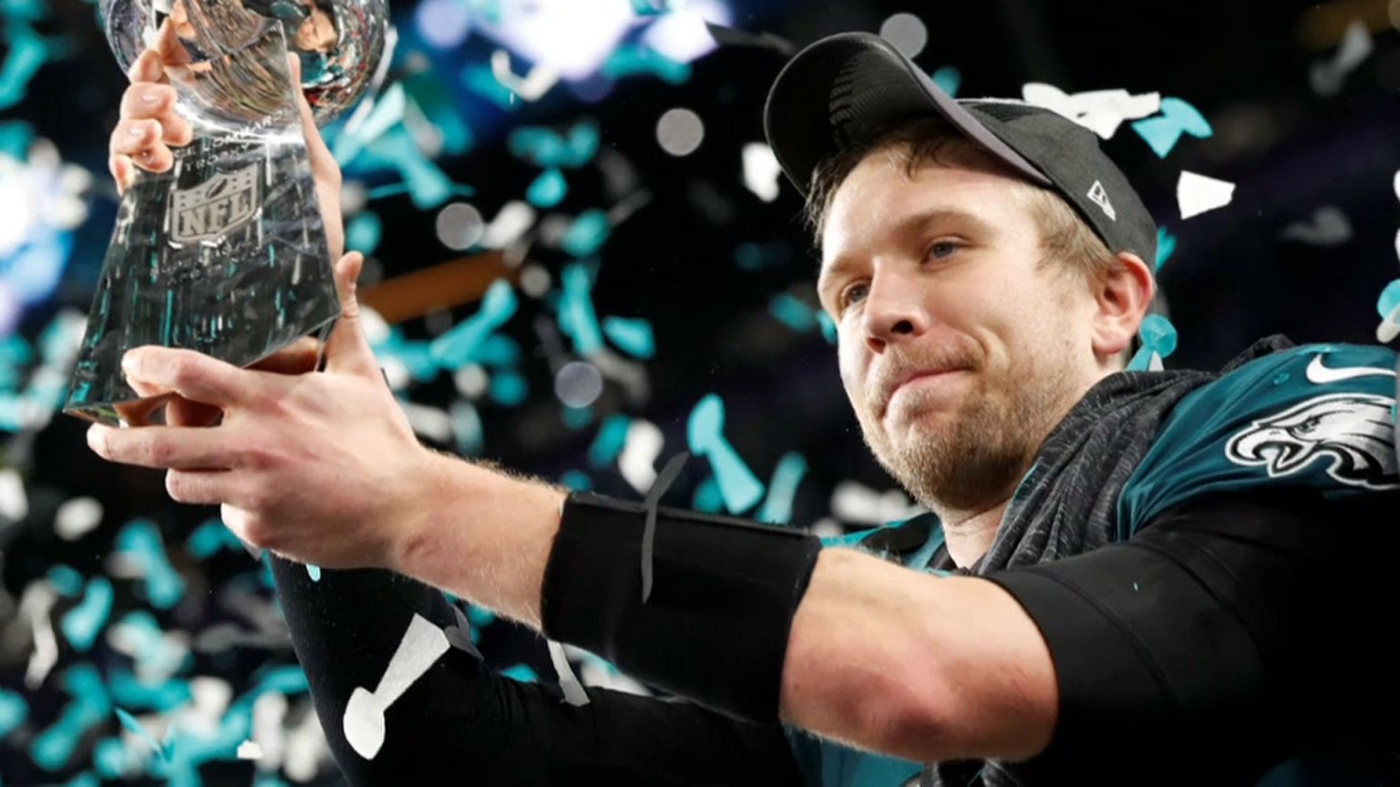 Nick Foles levanta el trofeo tras la victoria de los Eagles