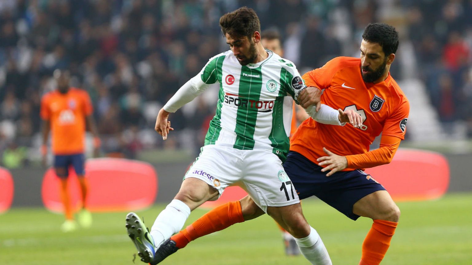 Galatasaray taraftarı havaalanında karşılaştığı Arda Turan'a tepki gösterdi
