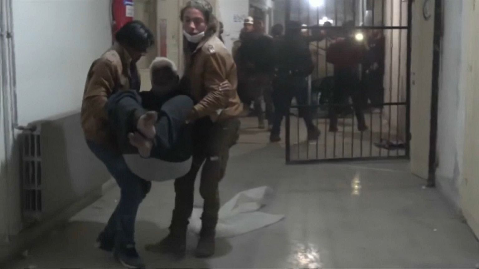 Evacuazione di un ospedale colpito nei bombardamenti russi in Siria