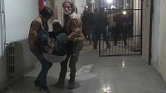 Evacuazione di un ospedale colpito nei bombardamenti russi in Siria