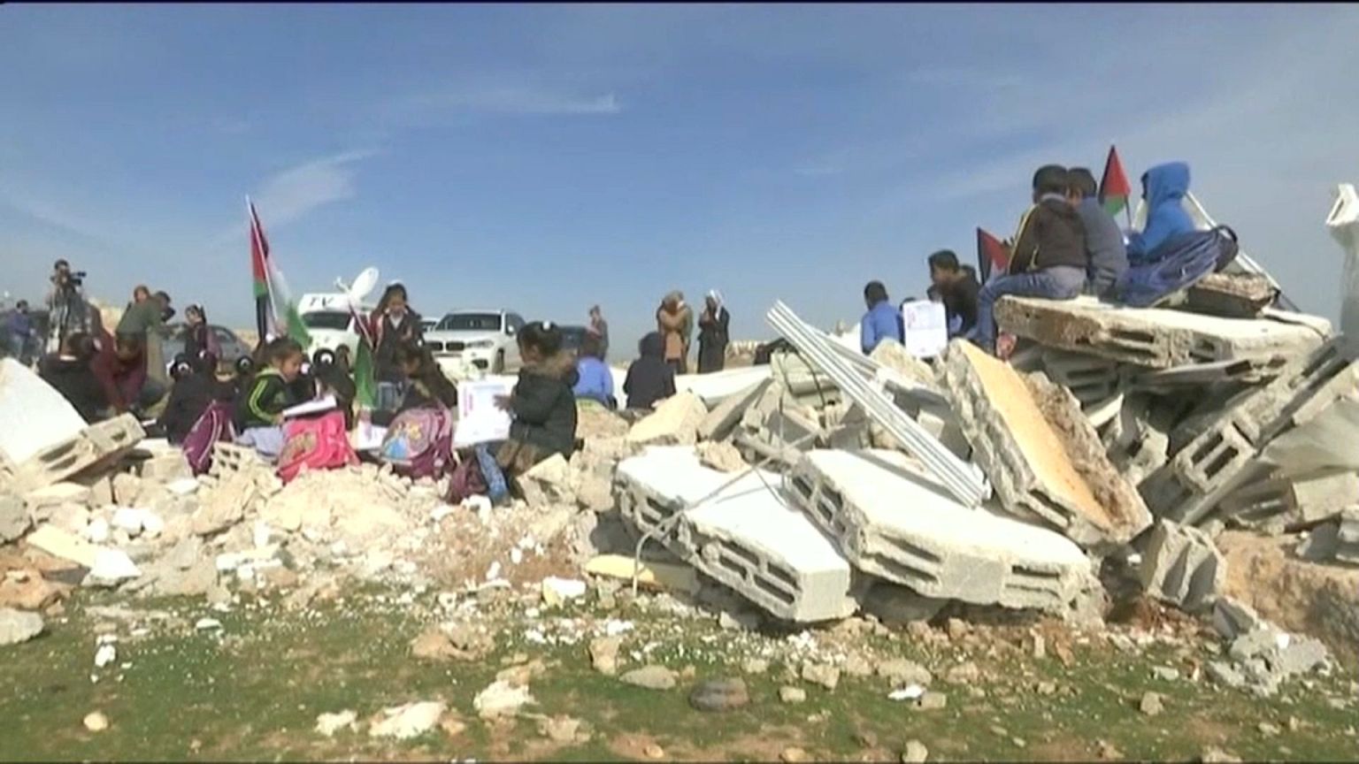 İsrail Batı Şeria'da bulunan Filistinlilere ait bölgedeki tek okulu yeniden yıktı
