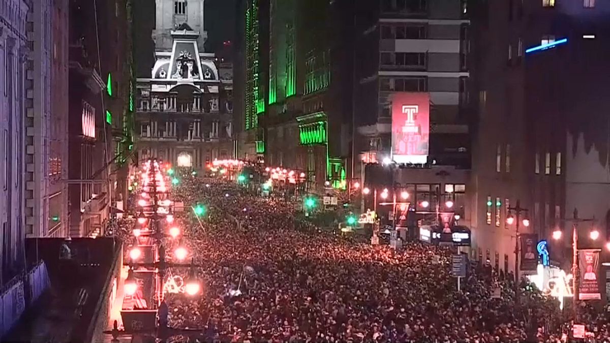 Miles de personas celebran la victoria en Filadelfia