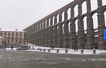 La nieve cubre el acueducto romano de Segovia