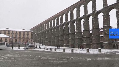 La nieve cubre el acueducto romano de Segovia