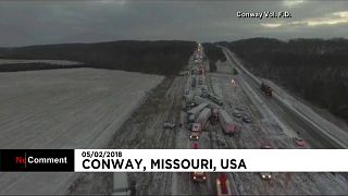 شاهد: تصادم مروع لشاحنات ضخمة بسبب الثلوج في أمريكا