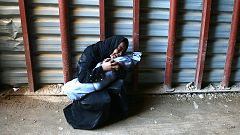 مادری جسد فرزند دو ساله اش را در غوطه شرقی در آغوش گرفته است.