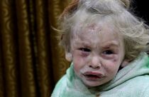 Suriye: Yıkıntılardan kurtulan küçük kız