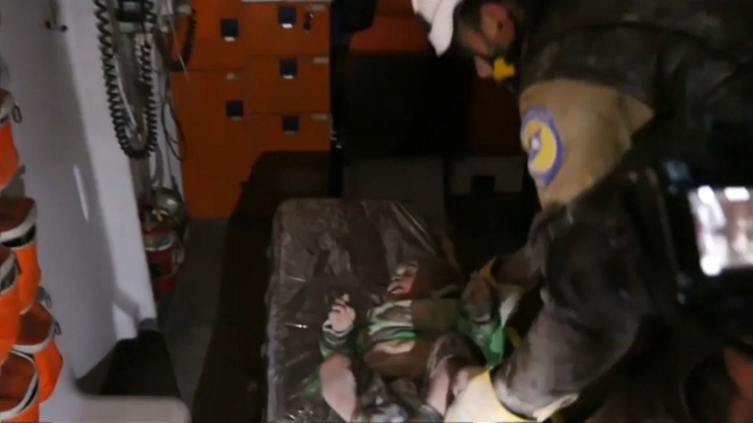 اخراج طفل من تحت الأنقاض خلال قصف محافظة إدلب