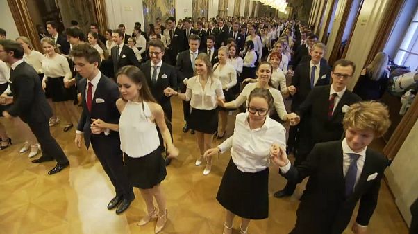 "Eins, zwei, drei": Blumenregen beim Wiener Opernball "Eins, zwei, drei": Blumenregen beim Wiener Opernball