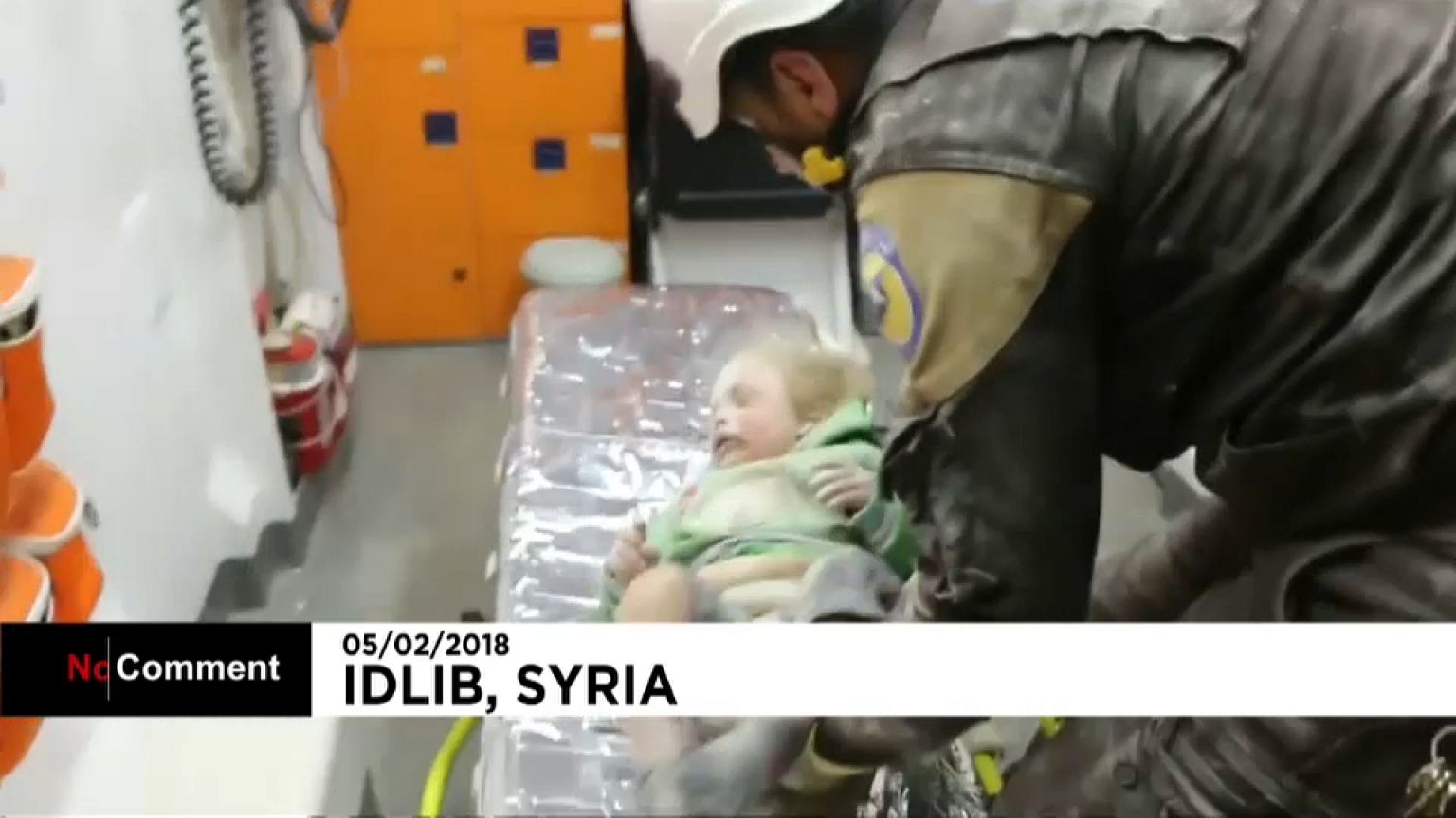 Rescate de un bebé en Idleb