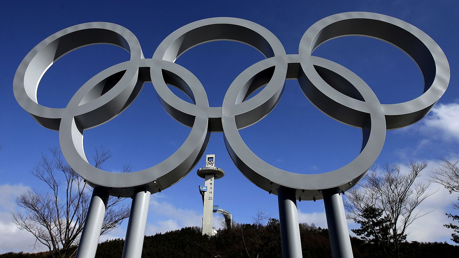 A phjongcshangi Alpensia Síugró Központ, előtérben az olimpiai ötkarika