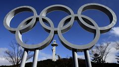 A phjongcshangi Alpensia Síugró Központ, előtérben az olimpiai ötkarika