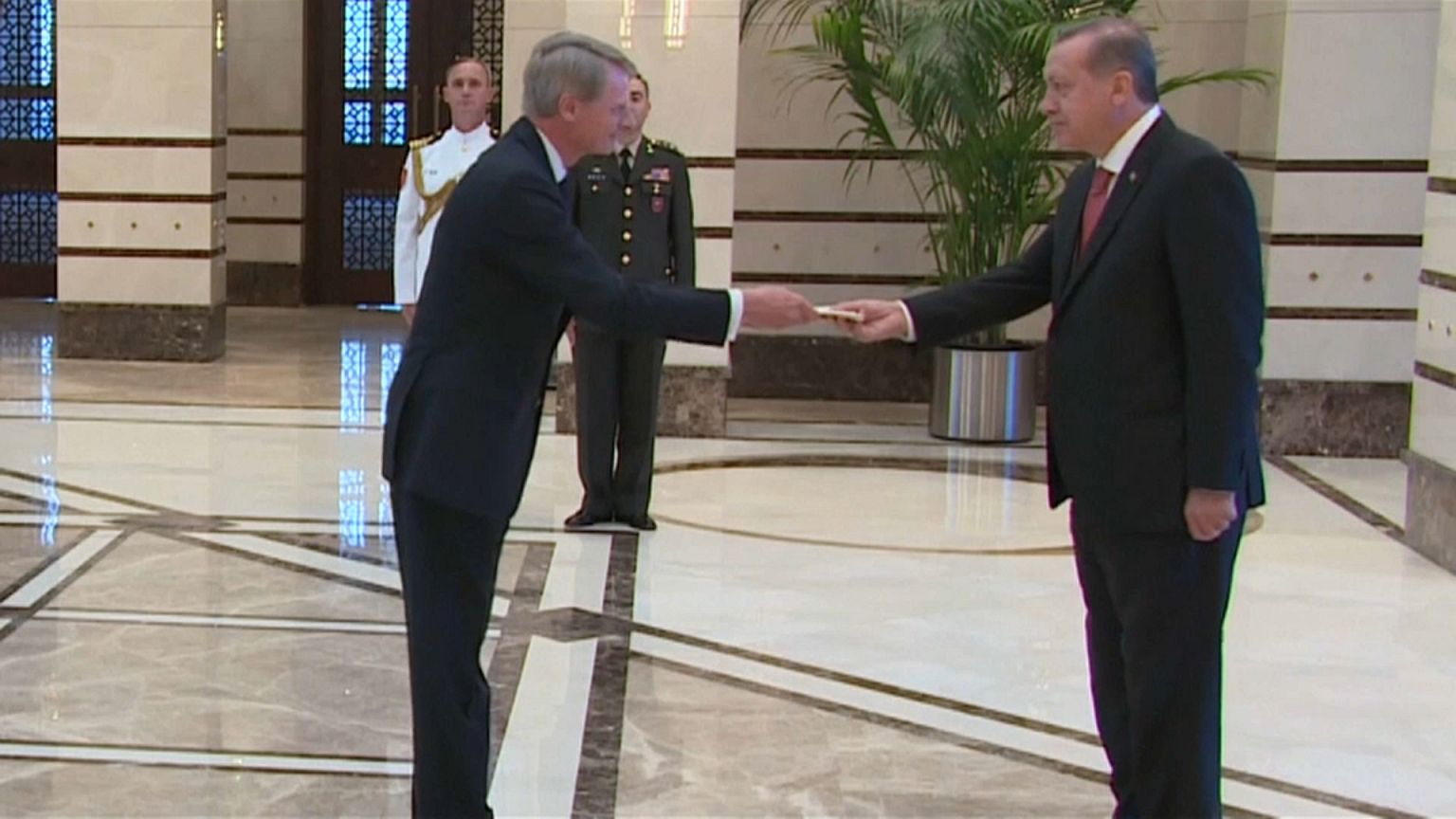 السفير الهولندي السابق بصحبة إردوغان