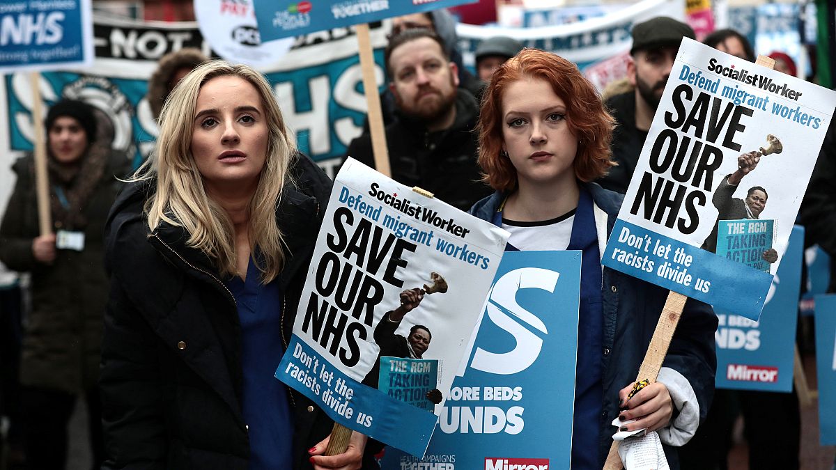 A brit egészségügyi szolgálat mellett tüntetők Londonban 2018.02.03-án.