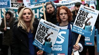 A brit egészségügyi szolgálat mellett tüntetők Londonban 2018.02.03-án.