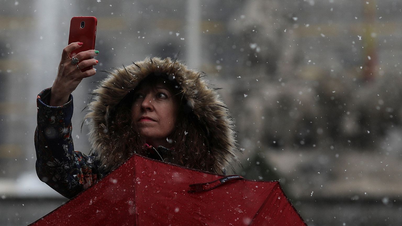 Cai neve em Madrid e Paris