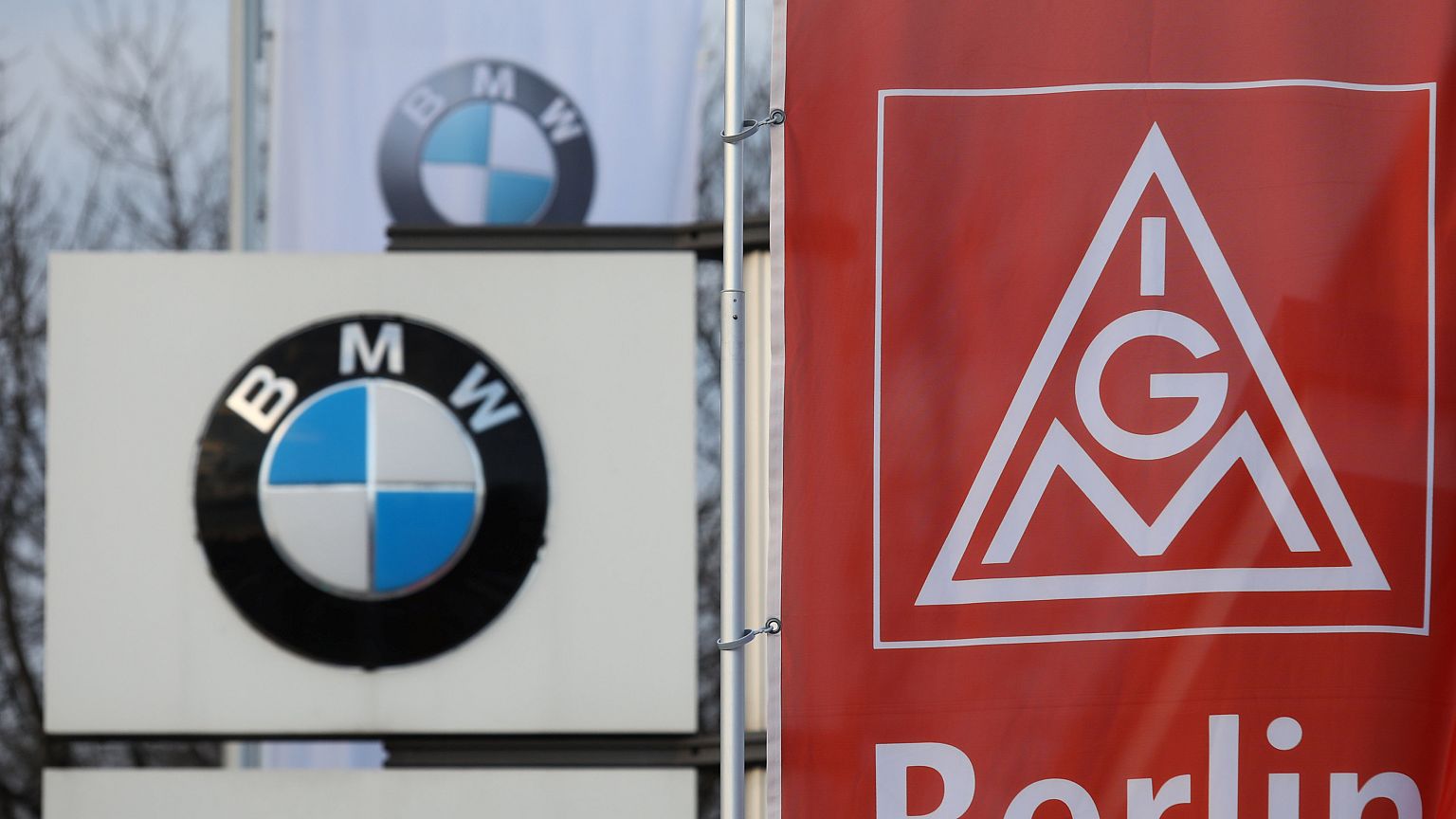 Der Tarifabschluss ist unter anderem für die Autobauer wichtig.