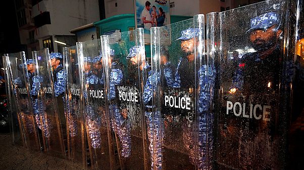 Polizisten bewachen eine Hauptstraße in der Hauptstadt Malé Polizisten bewachen eine Hauptstraße in der Hauptstadt Malé