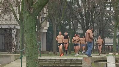 Unterwäsche-Rennen: Serbische Läufer zeigen (fast) alles