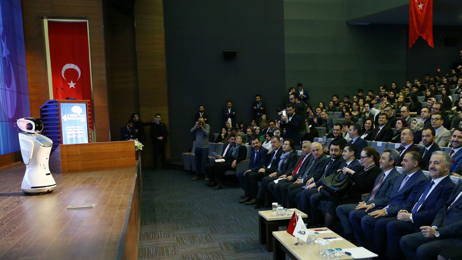 Ulaştırma Bakanı Arslan sözünü kesen robota tepki gösterdi