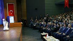 Ulaştırma Bakanı Arslan sözünü kesen robota tepki gösterdi