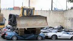 رئيس الفلبين يشرف على تحطيم سيارات فاخرة مهربة