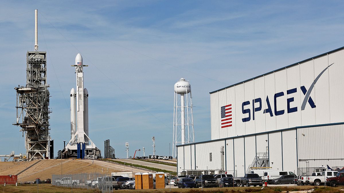 SpaceX to launch Tesla to Mars—with Bowie playing in the background