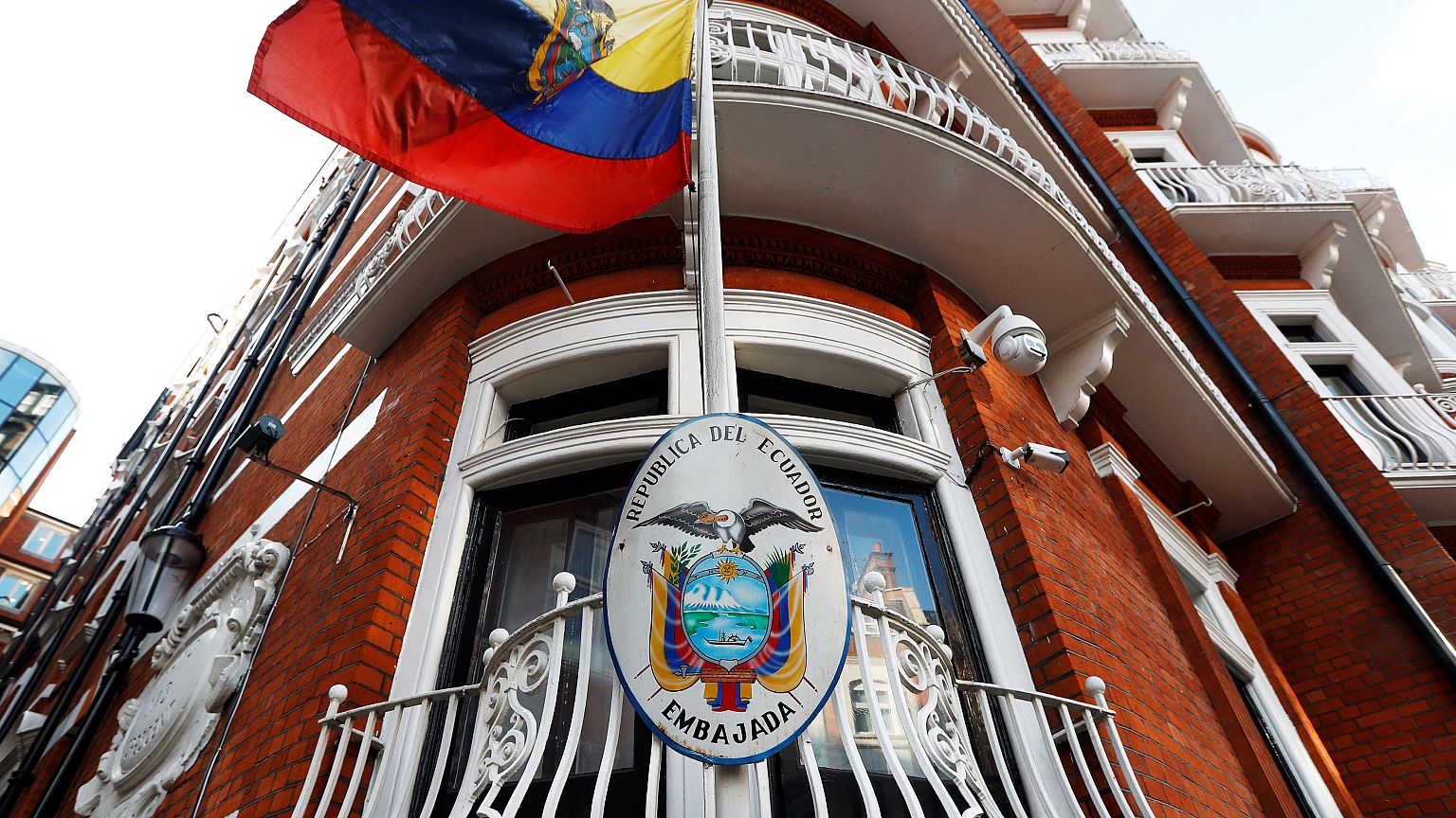 Wikileaks, per ora rimane valido il mandato di arresto per Julian Assange