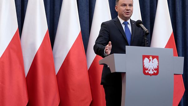 Polen: Präsident Duda unterschreibt umstrittenes Holocaust-Gesetz Polen: Präsident Duda unterschreibt umstrittenes Holocaust-Gesetz