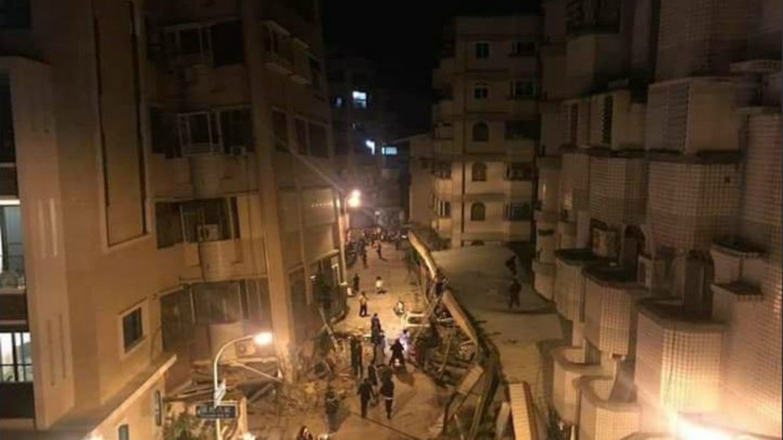 صورة لآثار الزلزال على أحد المطاعم 