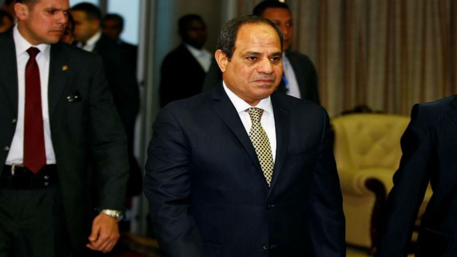 شاهد .. السيسي يتجول في مركز تجاري بالإمارات بصحبة محمد بن زايد آل نهيان