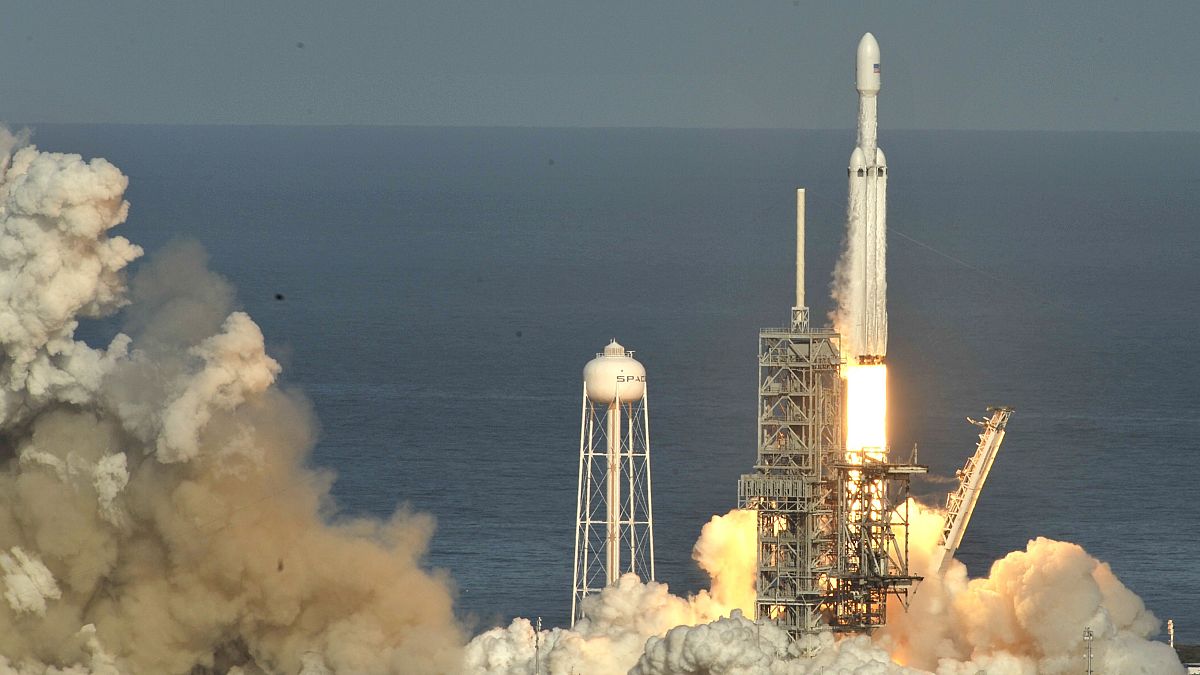Rakete "Falcon Heavy" hebt erfolgreich zu Jungfernflug ab