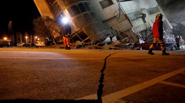 Nach Erdbeben in Taiwan: Retter durchsuchen Trümmer Nach Erdbeben in Taiwan: Retter durchsuchen Trümmer