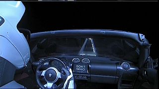 Space X : la fusée la plus puissante du monde envoie une voiture dans l'espace!