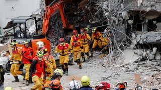 Equipos de rescate trabajan en un hotel en Hualien